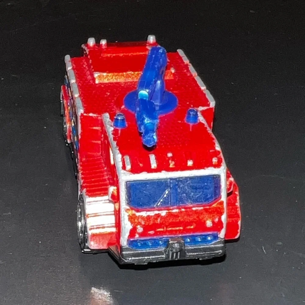 Matchbox Die Cast Airport Fire Tanker Truck Red Alarm 2003 Mattel China